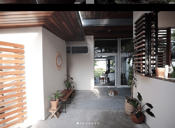 5 mango wood planks and powder coated solid flat bars by the beach