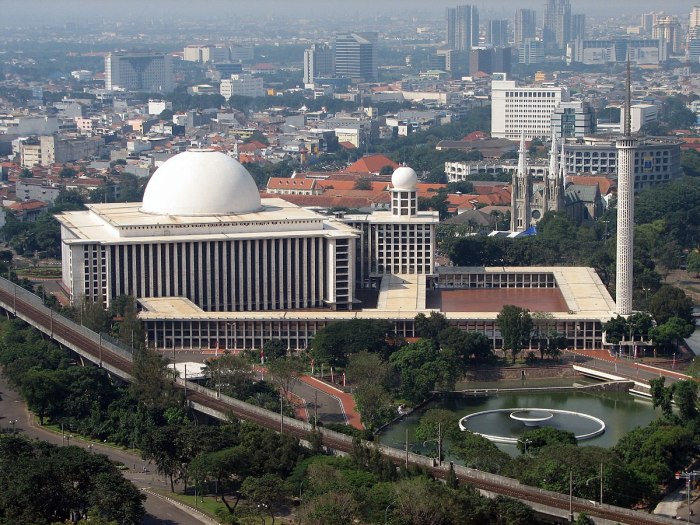 2 her favorite structure which was designed by non-muslim Istiqlal Mosque, Jakarta. This is the pic, originally taken from id.wikipedia.org.JPG